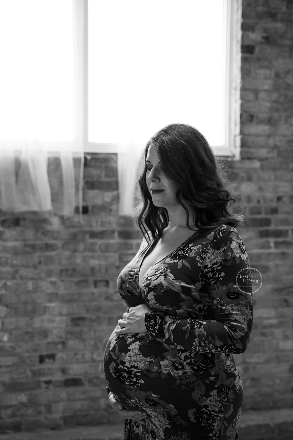 a maternity photo of a woman in black and white