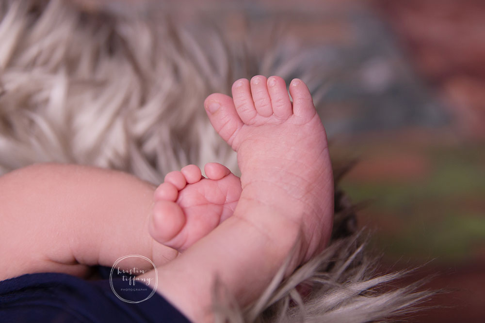 a photo of a newborn baby boy feet