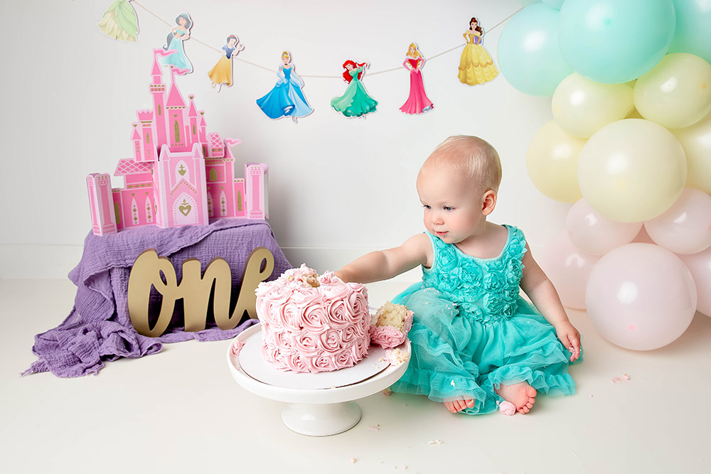 a cake smash photo by Kristin Tiffany Photography